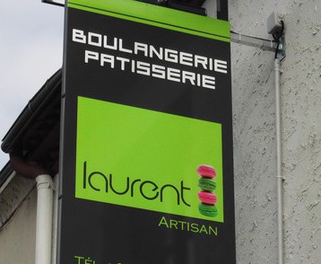 Pub Colaut - Et pour la Boulangerie Delanoue : un habillage façade + une  enseigne drapeau + un store. On adore ce contraste rose et gris chez Pub  Colaut ! Et vous